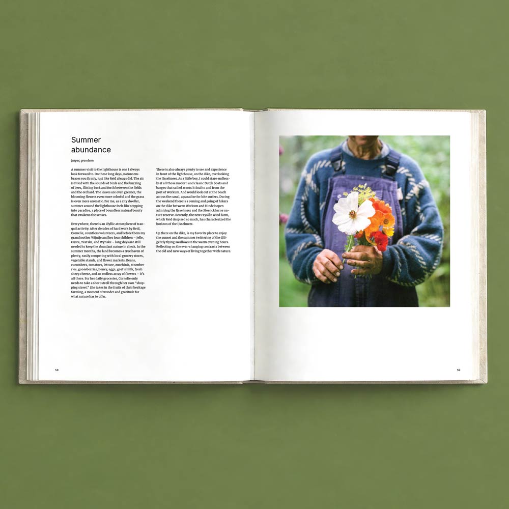 Open boek met de pagina Summer abundance en een foto van bloemen.
