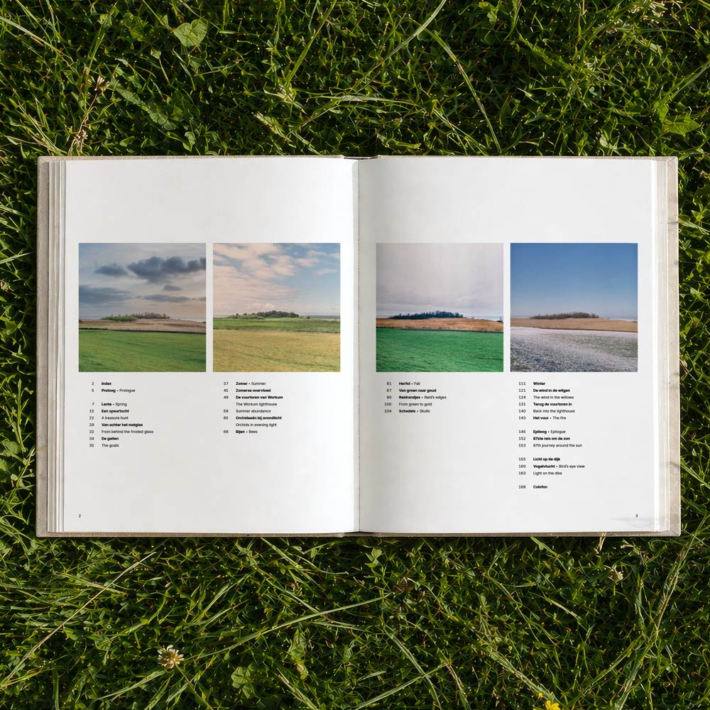 Open boek met indexpagina's van De Vuurtoren Rond.
