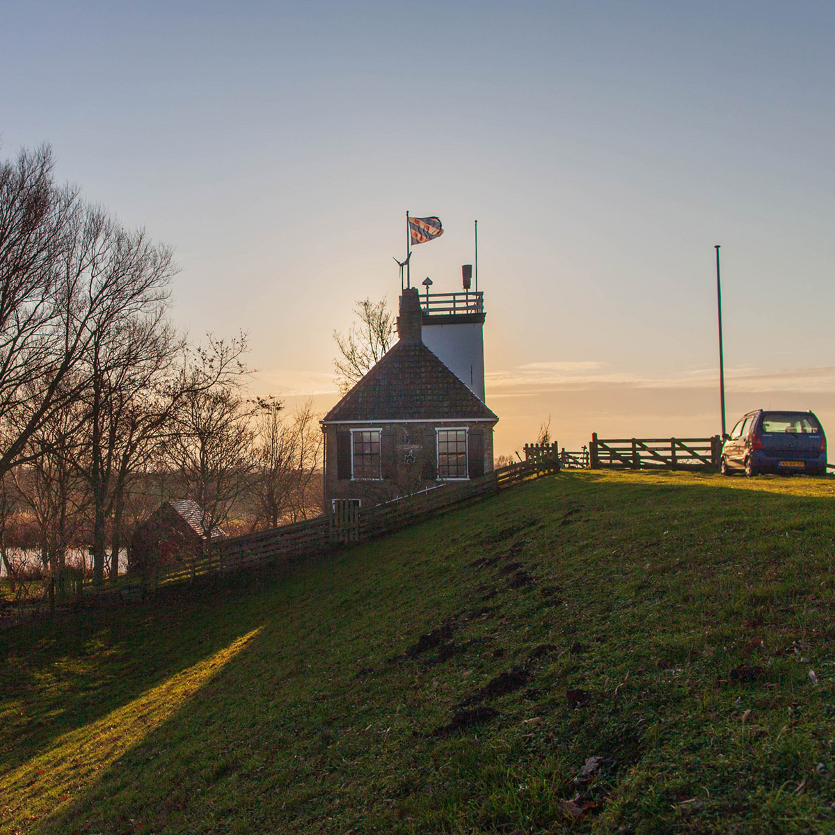 De vuurtoren in de avondzon