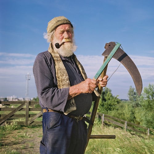 Reid met de zeis, klaar om het gras te maaien