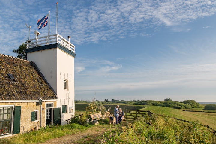 Cornelie en Reid buiten op de Hylperdyk voor de Vuurtoren van Workum in de zomer