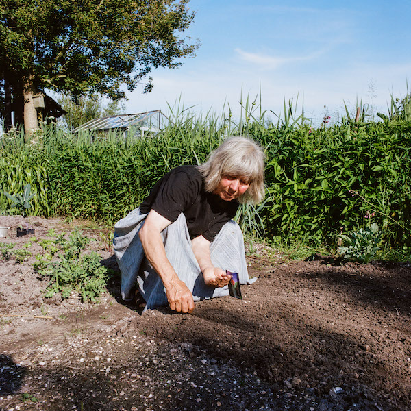 Foto van Cornelie die aan het zaaien is