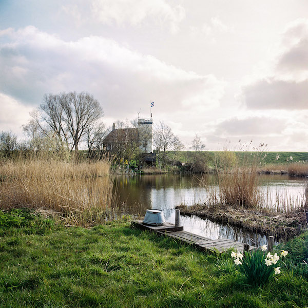 Foto van de vuurtoren gezien vanaf de zuid kant van het meertje