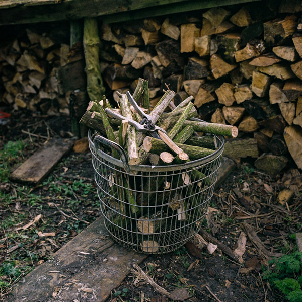 Foto van een mand met hout dat klaar staat voor de winter