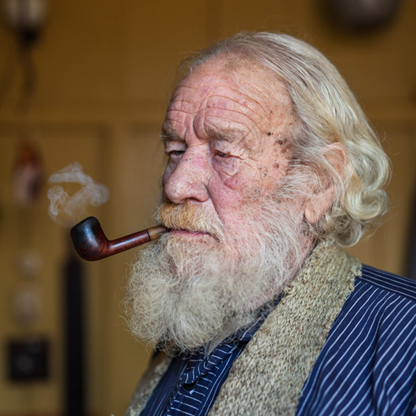 Portret van Reid de Jong met de pijp in zijn mond