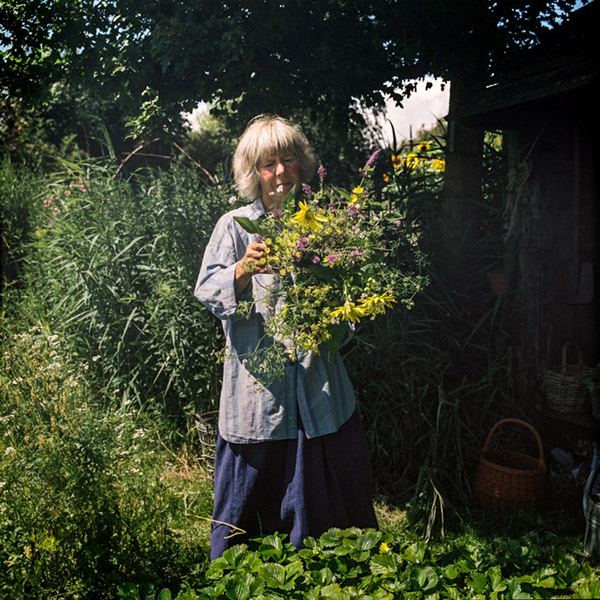 Cornelie bindt een boeket