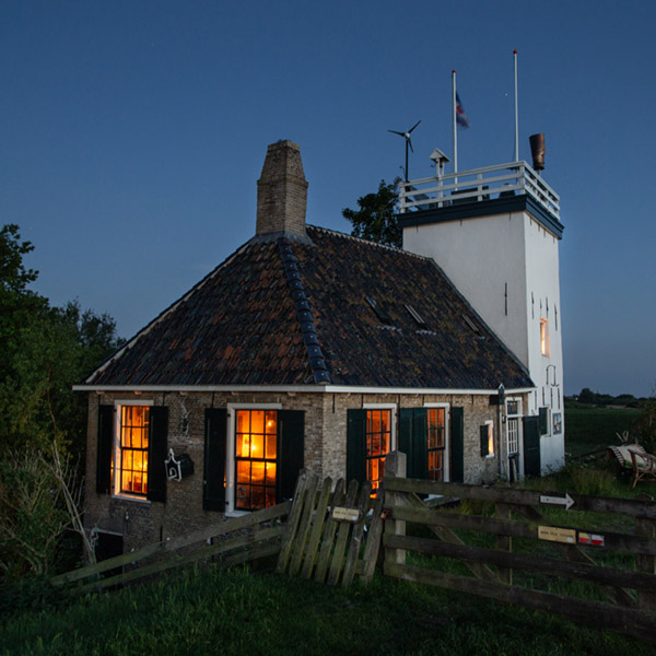 De vuurtoren bij nacht